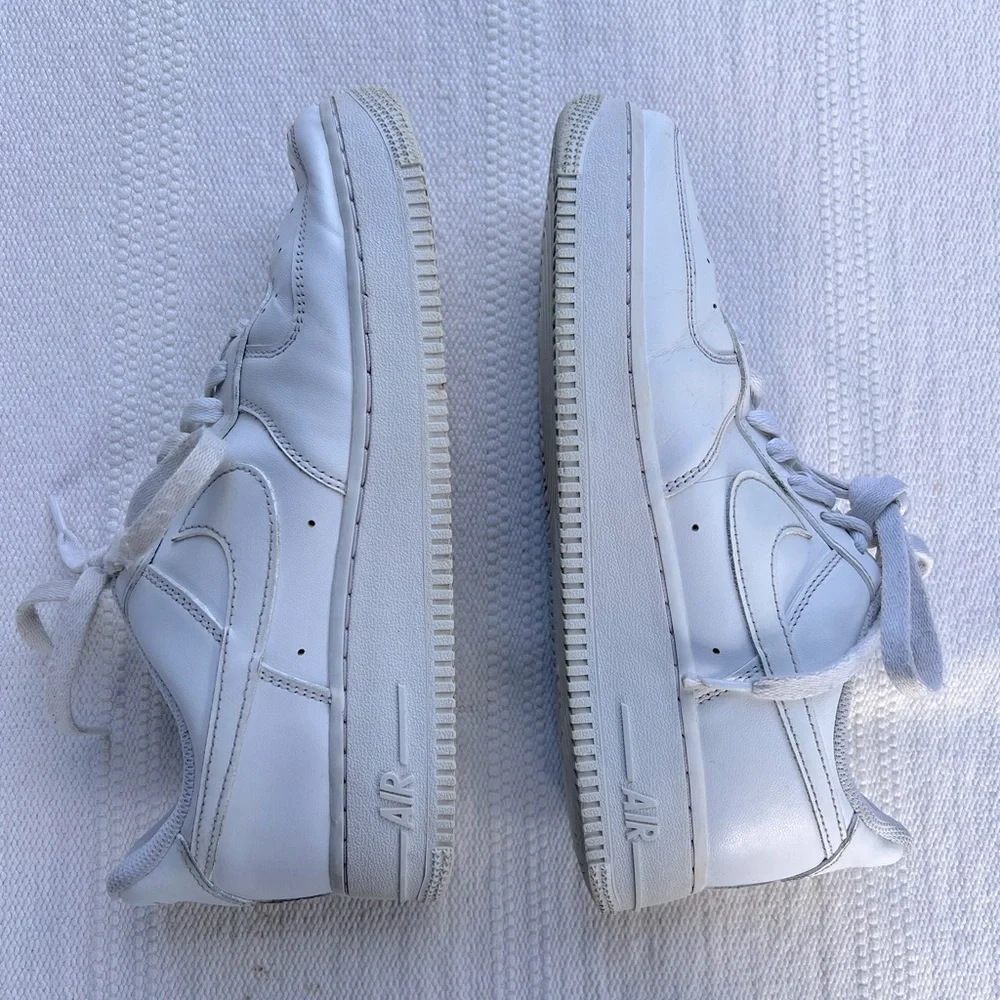 Nike Woman Air Force 1 White Sneakers 8.5